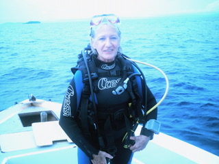 Marie-Claude en habit de plongée sous-marine