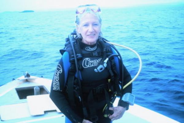 Marie-Claude en habit de plongée sous-marine