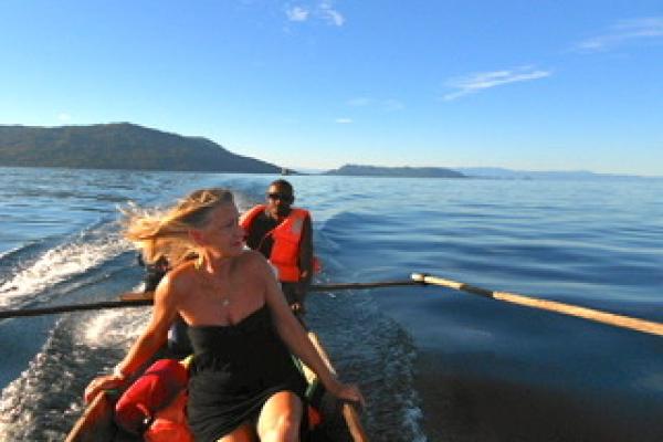 Marie-Claude en pirogue à Nosy-Komba